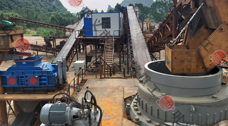 黃石破碎機生產(chǎn)現(xiàn)場